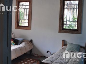 VENTA | CASA de HERMOSO DISEÑO gran Jardin y Pileta | La Bota