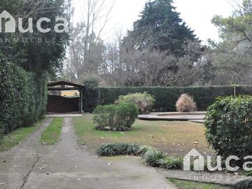 VENTA | CASA de HERMOSO DISEÑO gran Jardin y Pileta | La Bota