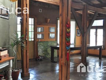 VENTA | CASA de HERMOSO DISEÑO gran Jardin y Pileta | La Bota