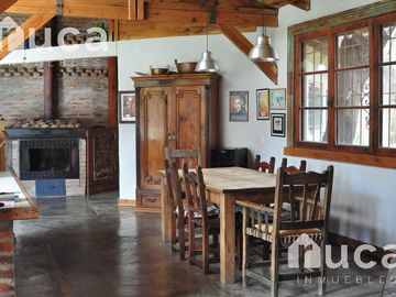 VENTA | CASA de HERMOSO DISEÑO gran Jardin y Pileta | La Bota