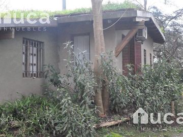 VENTA | CASA de HERMOSO DISEÑO gran Jardin y Pileta | La Bota
