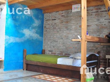 VENTA | CASA de HERMOSO DISEÑO gran Jardin y Pileta | La Bota