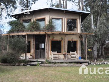 VENTA | CASA de HERMOSO DISEÑO gran Jardin y Pileta | La Bota