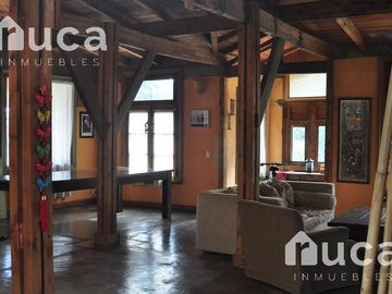 VENTA | CASA de HERMOSO DISEÑO gran Jardin y Pileta | La Bota