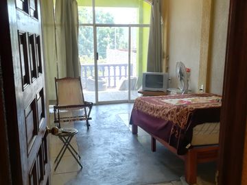 Casa de Dos Niveles, Tres Recamaras y Ubicada en Esquina.