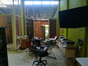 Casa de Dos Niveles, Tres Recamaras y Ubicada en Esquina.