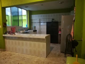 Casa de Dos Niveles, Tres Recamaras y Ubicada en Esquina.
