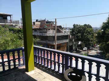 Casa de Dos Niveles, Tres Recamaras y Ubicada en Esquina.