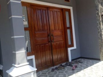 Rumah Dalam Komplek Perumahan Di Tridaya, Tanah Luas.