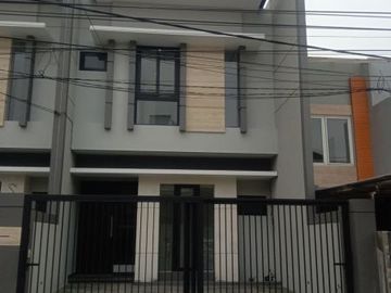 RUMAH PREMIUM MANYAR JAYA hadap Selatan