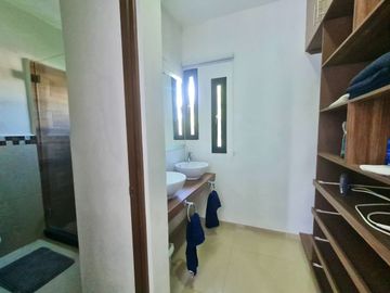 Hermosa y Espaciosa Casa en Privada