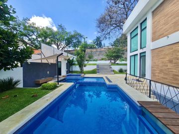 Hermosa y Espaciosa Casa en Privada