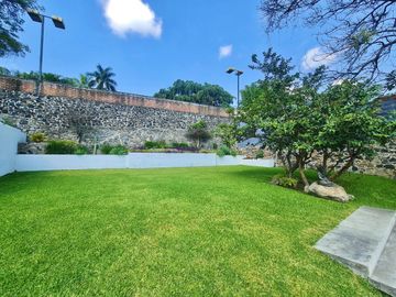 Hermosa y Espaciosa Casa en Privada