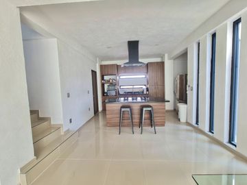 Hermosa y Espaciosa Casa en Privada