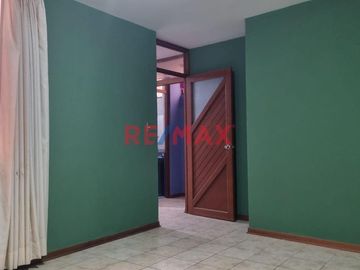 Se alquila amplio y cómodo departamento en una zona muy tranquila y segura, en segundo piso con 03 habitaciones y dos baños, sala  y comedor con buena