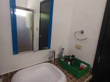 En Venta, Residencia en Sodzil Norte de 4 recámaras, equipada y alberca