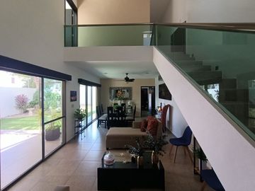 En Venta, Residencia en Sodzil Norte de 4 recámaras, equipada y alberca