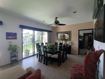 En Venta, Residencia en Sodzil Norte de 4 recámaras, equipada y alberca
