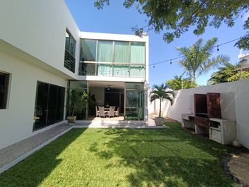 En Venta, Residencia en Sodzil Norte de 4 recámaras, equipada y alberca