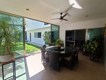 En Venta, Residencia en Sodzil Norte de 4 recámaras, equipada y alberca