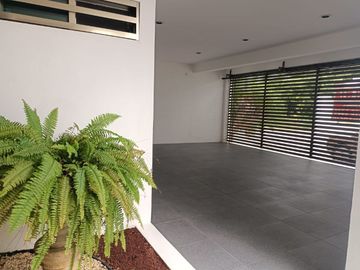 En Venta, Residencia en Sodzil Norte de 4 recámaras, equipada y alberca
