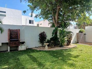 En Venta, Residencia en Sodzil Norte de 4 recámaras, equipada y alberca
