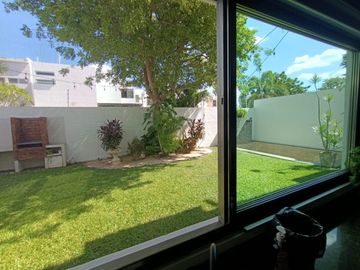 En Venta, Residencia en Sodzil Norte de 4 recámaras, equipada y alberca