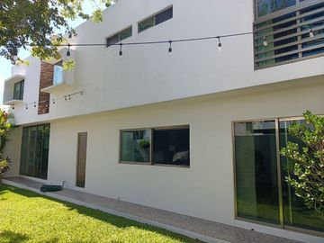 En Venta, Residencia en Sodzil Norte de 4 recámaras, equipada y alberca