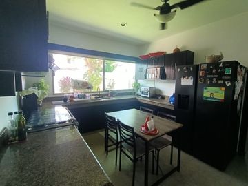 En Venta, Residencia en Sodzil Norte de 4 recámaras, equipada y alberca