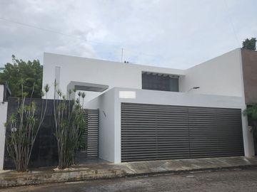 En Venta, Residencia en Sodzil Norte de 4 recámaras, equipada y alberca