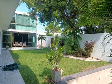 En Venta, Residencia en Sodzil Norte de 4 recámaras, equipada y alberca