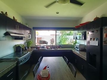 En Venta, Residencia en Sodzil Norte de 4 recámaras, equipada y alberca