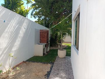 En Venta, Residencia en Sodzil Norte de 4 recámaras, equipada y alberca