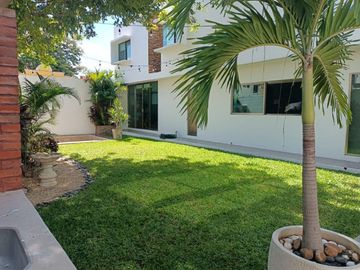 En Venta, Residencia en Sodzil Norte de 4 recámaras, equipada y alberca