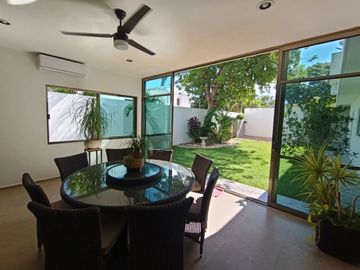 En Venta, Residencia en Sodzil Norte de 4 recámaras, equipada y alberca