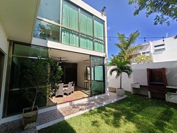 En Venta, Residencia en Sodzil Norte de 4 recámaras, equipada y alberca
