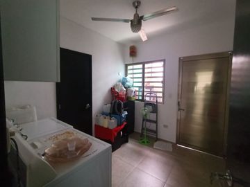 En Venta, Residencia en Sodzil Norte de 4 recámaras, equipada y alberca