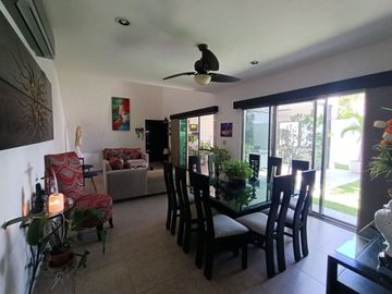 En Venta, Residencia en Sodzil Norte de 4 recámaras, equipada y alberca