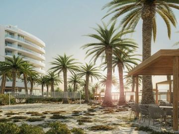 Condo con terraza que tiene vista al mar, cuatro recamaras, alberca, pre-venta,