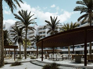Condo con terraza que tiene vista al mar, cuatro recamaras, alberca, pre-venta,