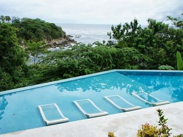 Departamento con acceso al mar y servicio de mesero en la playa, restaurante