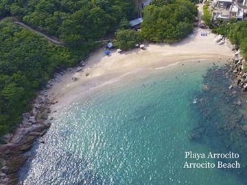 Departamento con acceso al mar y servicio de mesero en la playa, restaurante