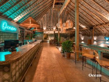 Departamento con acceso al mar y servicio de mesero en la playa, restaurante