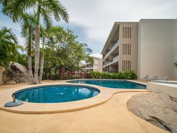 Departamento con acceso al mar y servicio de mesero en la playa, restaurante