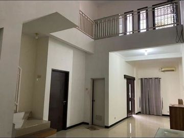Rumah Ketintang Residence, Carport 2 Mobil, Row 2 Mobil