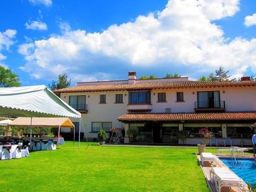Se Vende Hotel en Tequisquiapan, 11 Recamaras, 18 Baños, Alberca, Cancha  Tenis