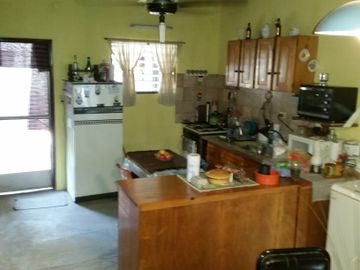 CASA DE 3 AMBIENTES AL FRENTE  Y DEPTO DE 2 AMBIENTES AL FONDO
