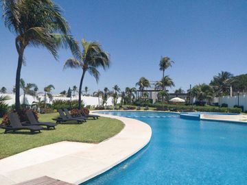 Venta de departamento junto a la playa con 3 habitaciones y club de playa