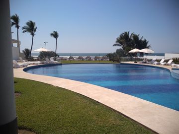Venta de departamento junto a la playa con 3 habitaciones y club de playa
