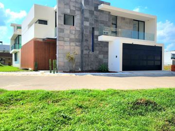 Casa en VENTA con alberca, equipada fraccionamiento EL ANCLA